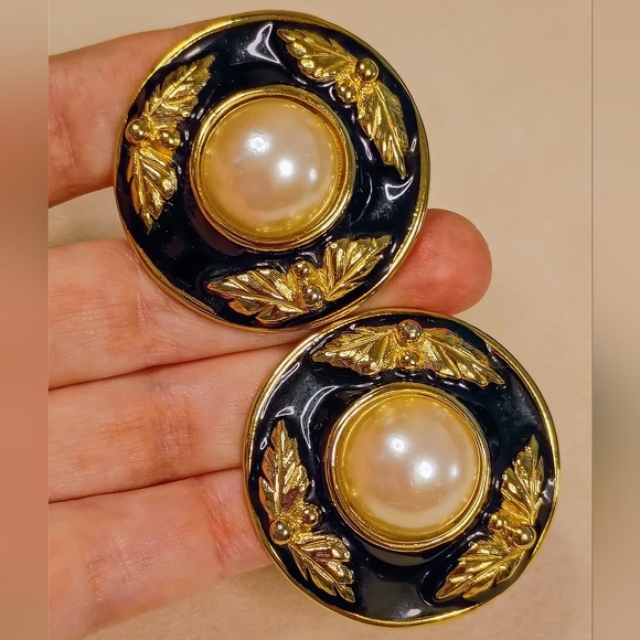 SOLD: Givenchy Vintage XL JUMBOS Clip-on Earrings - Picture 16 of 16